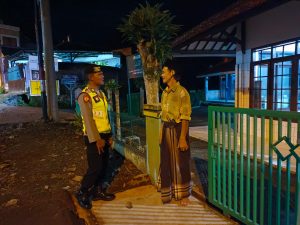 Guna Memastikan Wilayah Hukum Polsek Cimaung Aman Personil Laksanakan Patroli Dialogis Malam Hari