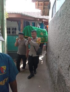 Bhabinkamtibmas Desa Ciparay, Bripka Kokon Nurjaman, Menghadiri Pemakaman Anggota Linmas Desa Ciparay