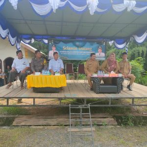 Bhabinkamtibmas Desa Renggiang Berperan Aktif dalam Membangun Komunitas Melalui Kehadiran di MTQ Tingkat Kecamatan