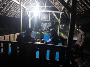 Konsisten Laksanakan Giat Dialogis, Anggota Polsek Udanawu Sampaikan Himbauan Kamtibmas Kepada Warga di Desa Sukorejo