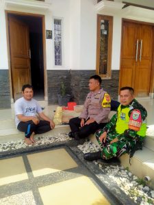 Sinergitas 3 Pilar, Bhabinkamtibmas dan Babinsa kunjungi Kepala Desa Sangiang Kec. Rancaekek