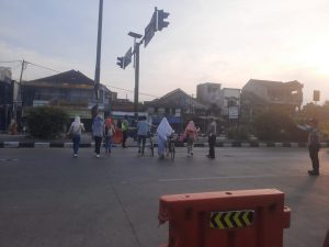Pastikan keselamatan pengguna jalan, Unit Lantas Polsek Rancaekek gatur lantas di simpang 3 dangdeur
