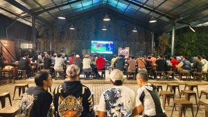 Kapolsek Cangkuang Nobar AFC U23 Asian Cup Bersama Warga di Teras Sentani.