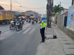 Beri kelancaran di Jalan Raya, Polisi Lantas Cileunyi Pengaturan pagi di Titik Kepadatan