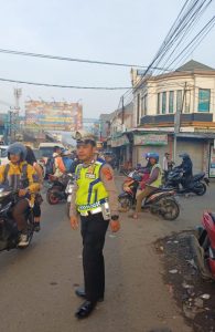 Antisipasi Terjadinya Kemacetan,Personil Unit Lantas Polsek Banjaran Tingkatkan Pengaturan Lalu Lintas