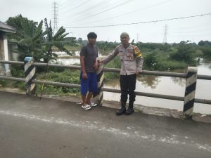 Antisipasi Banjir, Bhabinkamtibmas Polsek Pasar Kemis Cek Debit Air Sungai