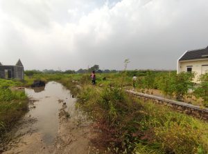 Kapospol Gembong Cek genangan air di Perum Griya Sutera Balaraja akibat meluapnya sungai Cimanceuri.