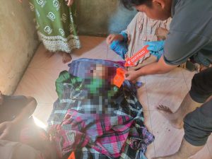 Sat Reskrim Polres Mateng Melakukan Olah TKP Tempat Ditemukannya Anak yang Tenggelam di Parit Depan Rumahnya