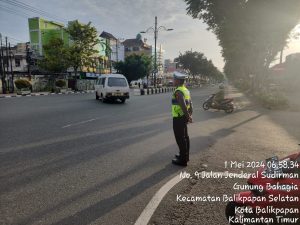 Personil Satlantas Polresta Balikpapan Dibawah Komando Kompol Ropiyani Laksanakan Pengaturan Lalu Lintas Rutin
