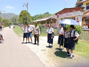Pengamanan Anak Sekolah Pulang, Polsek Leitsel Aktif dalam Pengaturan Lalu Lintas