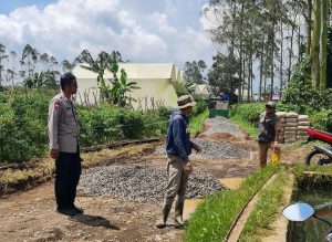 Bhabinkamtibmas Desa Warnasari Kec Pangalengan Gotong Royong Bersama Warga Perbaiki Jalan Perkampungan