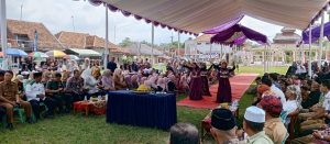 "Kapolsek Ciawigebang Hadiri Peluncuran Buku Sejarah Desa Pamulihan dalam Rangkaian Perayaan Hari Jadi ke-319"