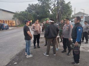 Ratusan Personil Polresta Bandung Kawal Pemberangkatan Buruh