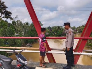 Personel Polsek Manuhing Turun Lapangan Cek Debit Air Sungai Terkini