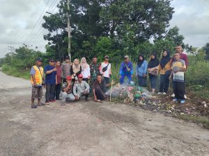 Bhabinkamtibmas Kel. Arimbi Jaya  AIPDA SUNGKOWO membantu masyarakat gotong royong pembersihan sampah