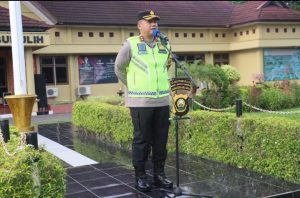 Kapolres Prabumulih AKBP Endro Aribowo S.I.K memimpin apel siaga Memperingati hari buruh Di Polres Prabumulih