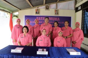 Ketua Bhayangkari Cabang Kota Ambon &amp; PP Lease Kunjungi Bhayangkari Ranting Pulau Haruku