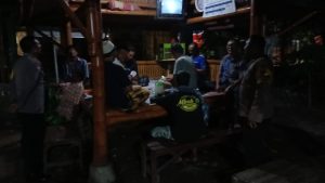 Polsek Gampengrejo Patroli Sambang Desa di Pos Kamling 