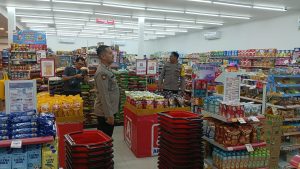 Anggota Polsek Kandat Giat Beri Penyuluhan di Karyawan Minimarket 