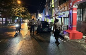 Polresta Ambon Melakukan Patroli Jalan Kaki di Malam Hari untuk Pantau Situasi Kamtibmas