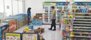 Polsek Gurah Giat Patroli Siang Sambang di Minimarket 