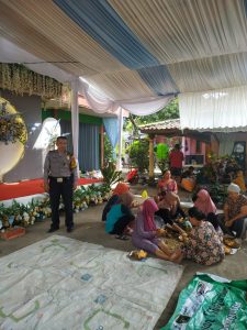 Bhabinkamtibmas Desa Rancaekek Kulon control kegiatan warga sekaligus sampaikan pesan kamtibmas