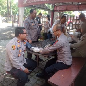 Sie Dokkes Polresta Surakarta Lakukan Cek Kesehatan Rutin Anggota Polsek Jajaran