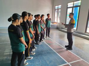 Bhabinkamtibmas Sidaraja Berikan Pembinaan Kamtibmas kepada Pelajar SMPN 1 Ciawigebang dalam Latihan Paskibra