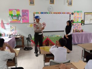 Polisi Goes To School di SDN Duri Kepa 07 Jakarta Barat : Sosialisasi Akan Pentingnya Tertib Berlalu Lintas
