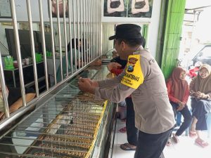 Anggota Polsek Kunjang Patroli Harkamtibmas Sambang di Toko Emas 