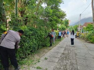 Bhabinkamtibmas Polsek Besuki Ikut Kerja Bakti Bersama Warga Bersihkan Lingkungan Desa Tanggulkundung