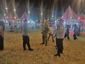 Jamin Rasa Aman, TNI-Polri Di Lopok Lakukan Patroli Ke Pasar Malam
