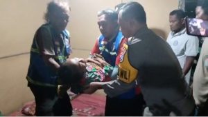 Sigap dan Tanggap, Lihat Warganya Sakit Polisi di Mojokerto Bantu Antar ke Rumah Sakit