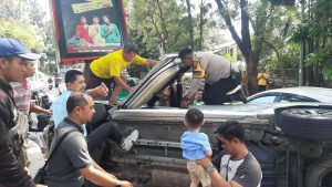 Petugas Bhabinkamtibmas Selamatkan 3 Nyawa dalam Kecelakaan Tunggal Pecah Ban Di Semarang