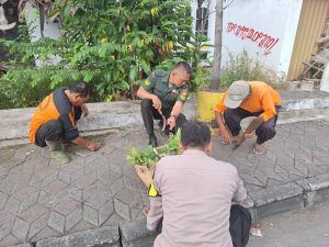 Bhabinkamtibmas Ketelan Kerja Bhakti Bersama Warga Bersihkan Rumput di Trotoar