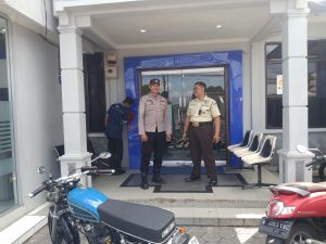 Menjelang Sholat Jum'at, Kepolisian Sektor Candipuro Laksanakan Patroli Ke Obyek Vital Kantor BRI Unit Candipuro