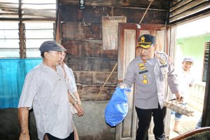 Jumat Berkah: Kapolres Padangsidimpuan Bagikan Sembako kepada Masyarakat Kurang Mampu di Jalan H Umar