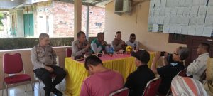 Kapolsek Cambai bersama Kasat Binmas melaksanakan Jumat Curhat di Kantor Desa Muara Sungai