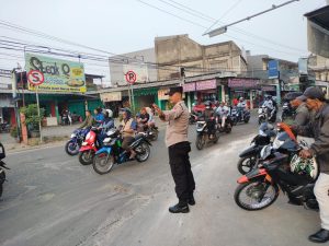 Anggota Samapta Polsek Pasar Kemis Polresta Tangerang Lakukan Gatur Lalin Sore Hari