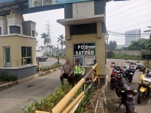 Panit Pam Waster dan Personil Sat Pamobvit Polresta Tangerang melaksanakan patroli dialogis di Kawasan Industri Pergudangan Cikupamas.
