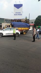 Personil Sat Pamobvi Polresta Tangerang melaksanakan pengaturan lalu lintas di perempatan lampu merah Cikupamas.