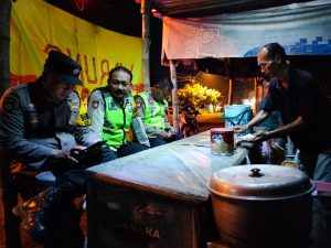 Patroli Harkamtibmas Malam Hari Anggota Polsek Jogoroto Dialogis Kamtibmas Dengan Pemilik Warung Kopi