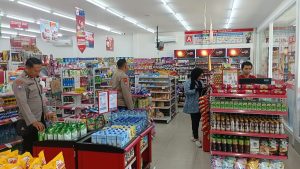 Polsek Gampengrejo Patroli Sambang di Minimarket 