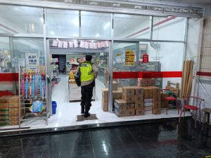 Polsek Kandangan Giat Patroli Rutin Sambang di Minimarket 