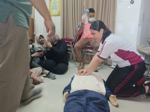 Kasi Dokkes Polres Bontang mengikuti Pelatihan Bantuan Hidup Dasar (BHD) Dan Pengunaan Alat Automated Extenal Defibrillator (AED)