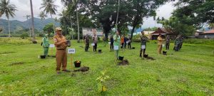 Bhabinkantibmas menghadiri Penanaman Pohon Buah di Dusun Bajoe Desa Rea Kec. Binuang Kab.Polman