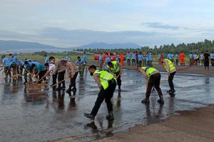 Polri-TNI Bersihkan Apron Bandara Sam Ratulangi dari Debu Vulkanik Gunung Ruang