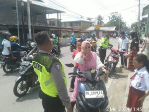 Cegah Aksi Kejahatan di Siang Hari, Samapta Polres Aru Gelar Patroli Jalan Kaki ke Kompleks Dalam Kota Dobo.