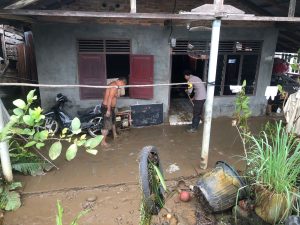 Banjir di Pamuatan, Bhabinkamtibmas Bantu Warga Bersihkan Lingkungan