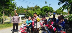Sambangi Ibu-Ibu Di Wilayah Binaan, Bhabinkamtibmas Polsek Jatikalen Sampaikan Pesan-pesan Kamtibmas